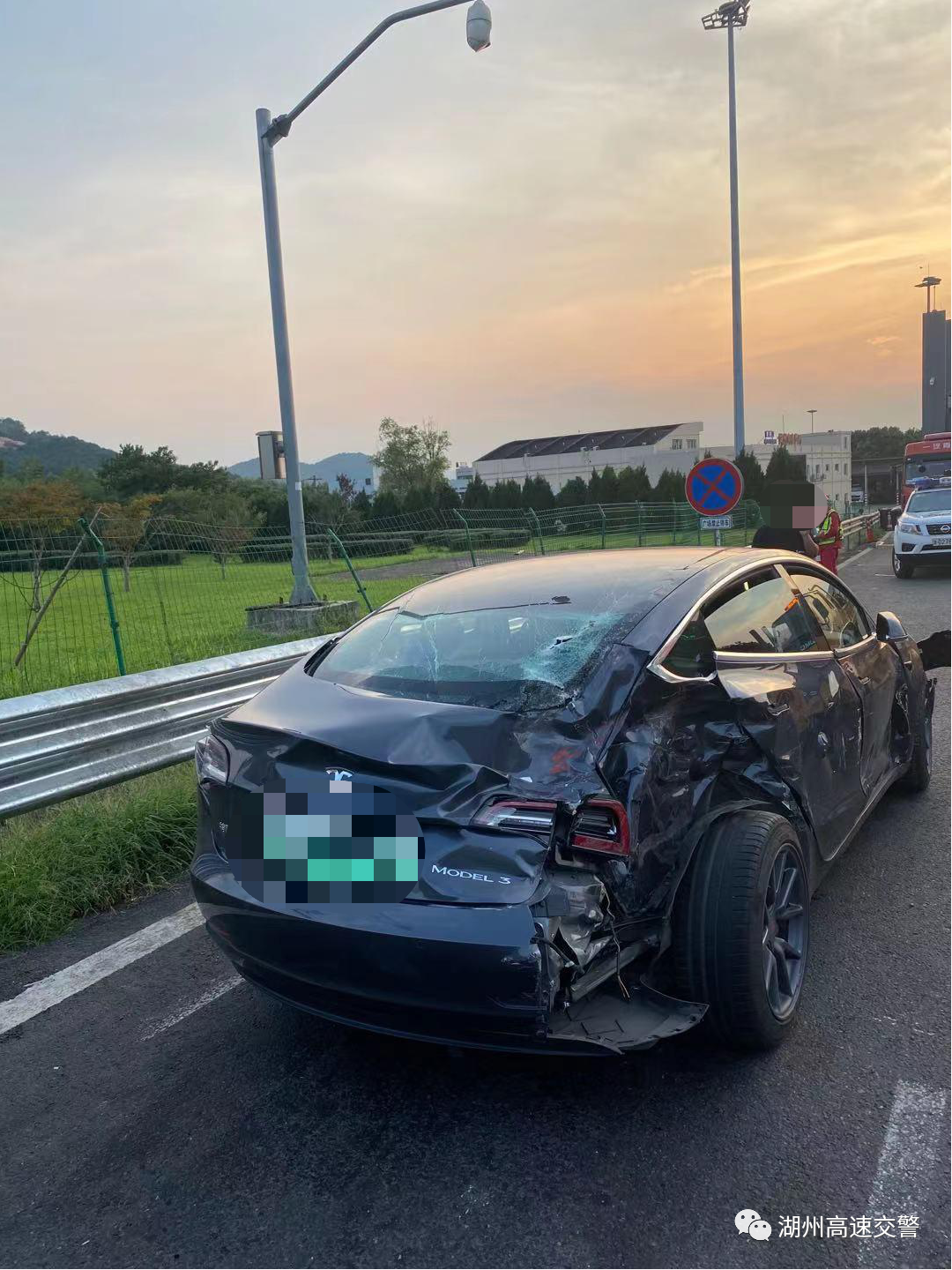 湖州南出口附近特斯拉强行变道被撞