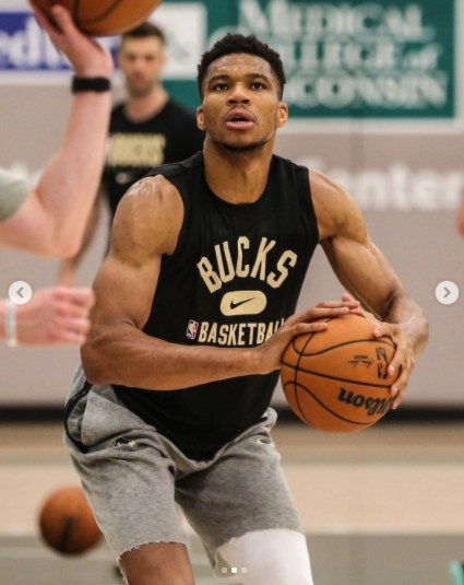 解锁新技能?字母哥晒金鸡独立训练照