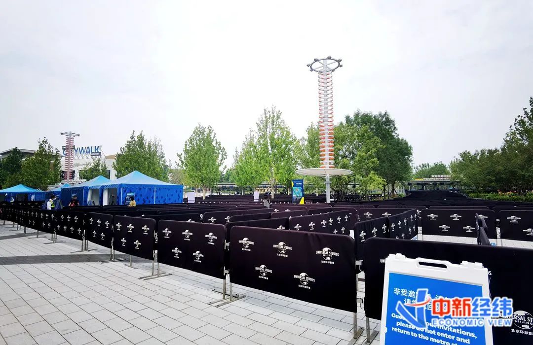 ▲北京环球度假区门口广场上引流护栏