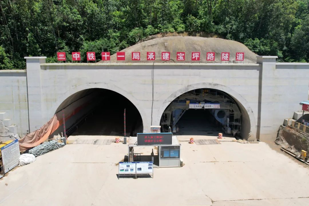 通过合理安排工期,压茬推进,宝坪路隧道14个月即完成,隧道全线贯通较