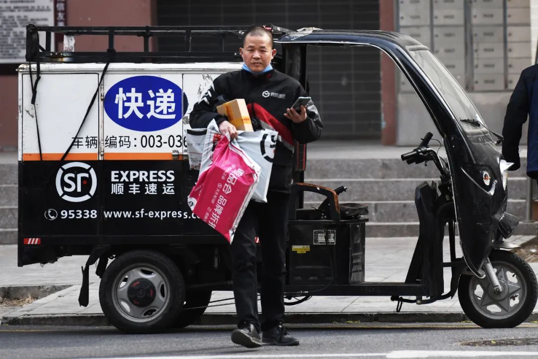 973月25日,快递员在北京一小区内派件.中新社记者 张兴龙 摄