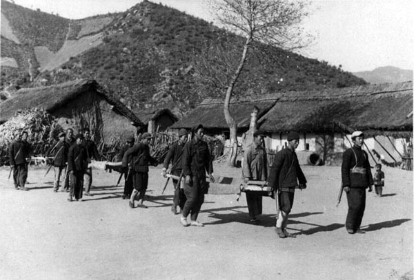 本溪县兰台村民兵自发组织担架队,时刻准备支援前线.辽宁省档案馆供图