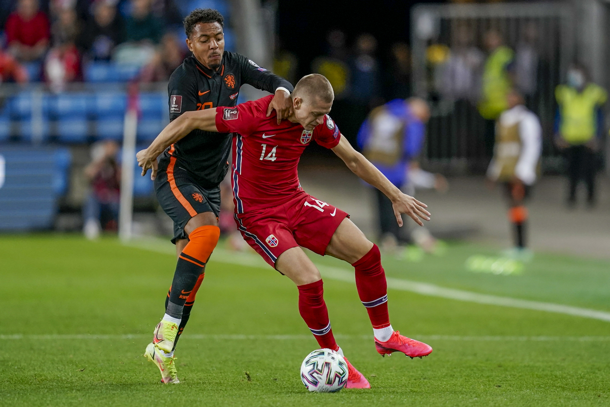 足球世界杯预选赛荷兰战平挪威