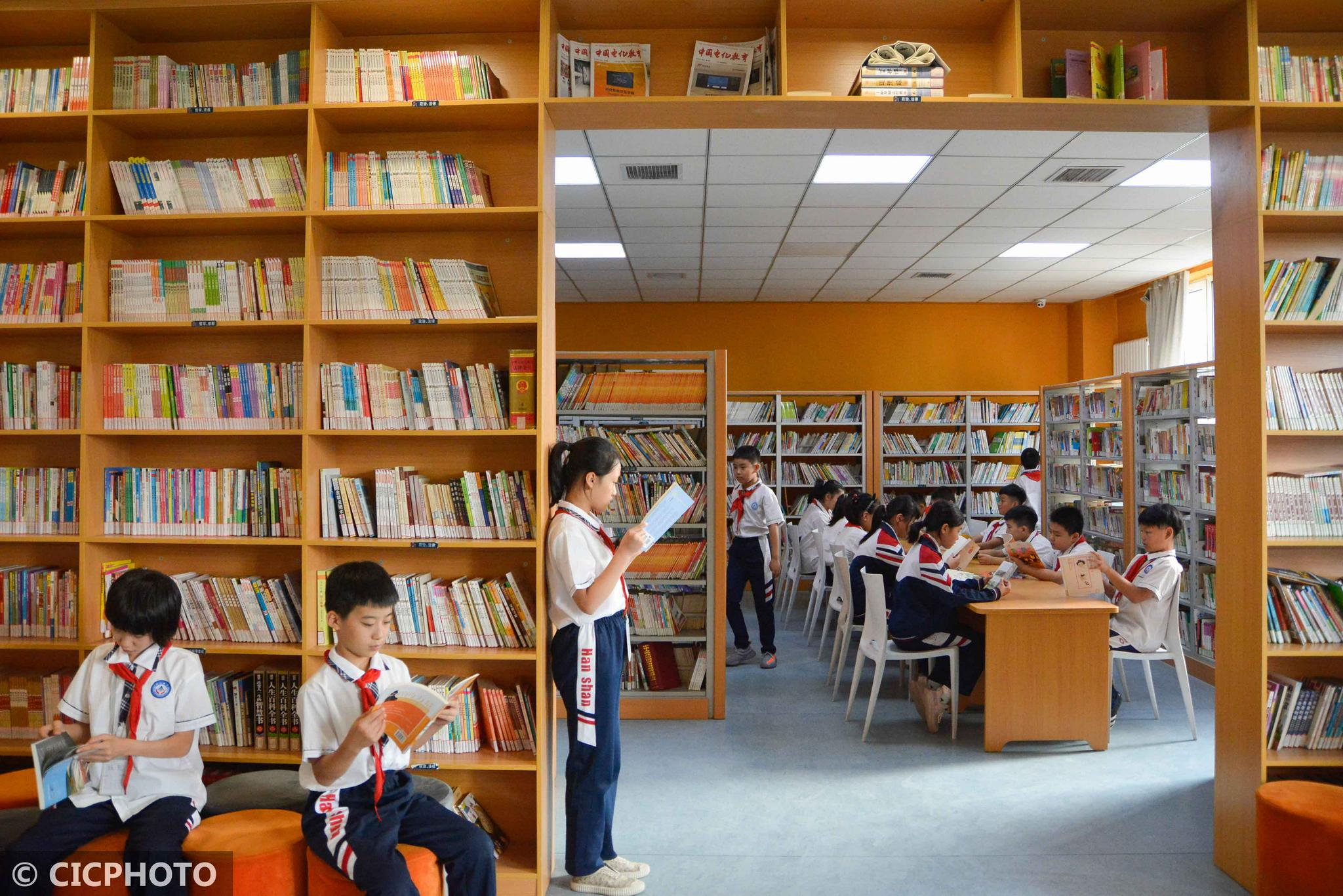 2021年9月1日,河北省邯郸市邯山区农林路小学学生在图书馆读书.