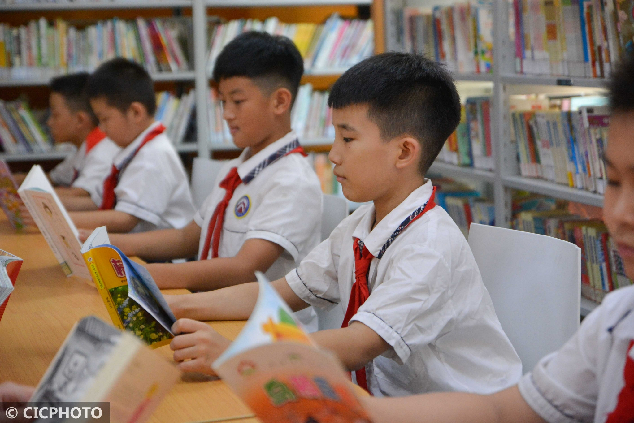 2021年9月1日,河北省邯郸市邯山区农林路小学学生在图书馆读书.