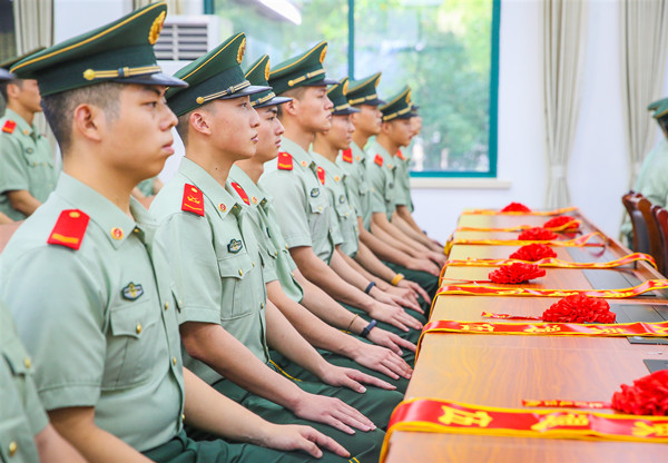 又是一年退伍季:老兵告別武警旗,奔赴全新戰場