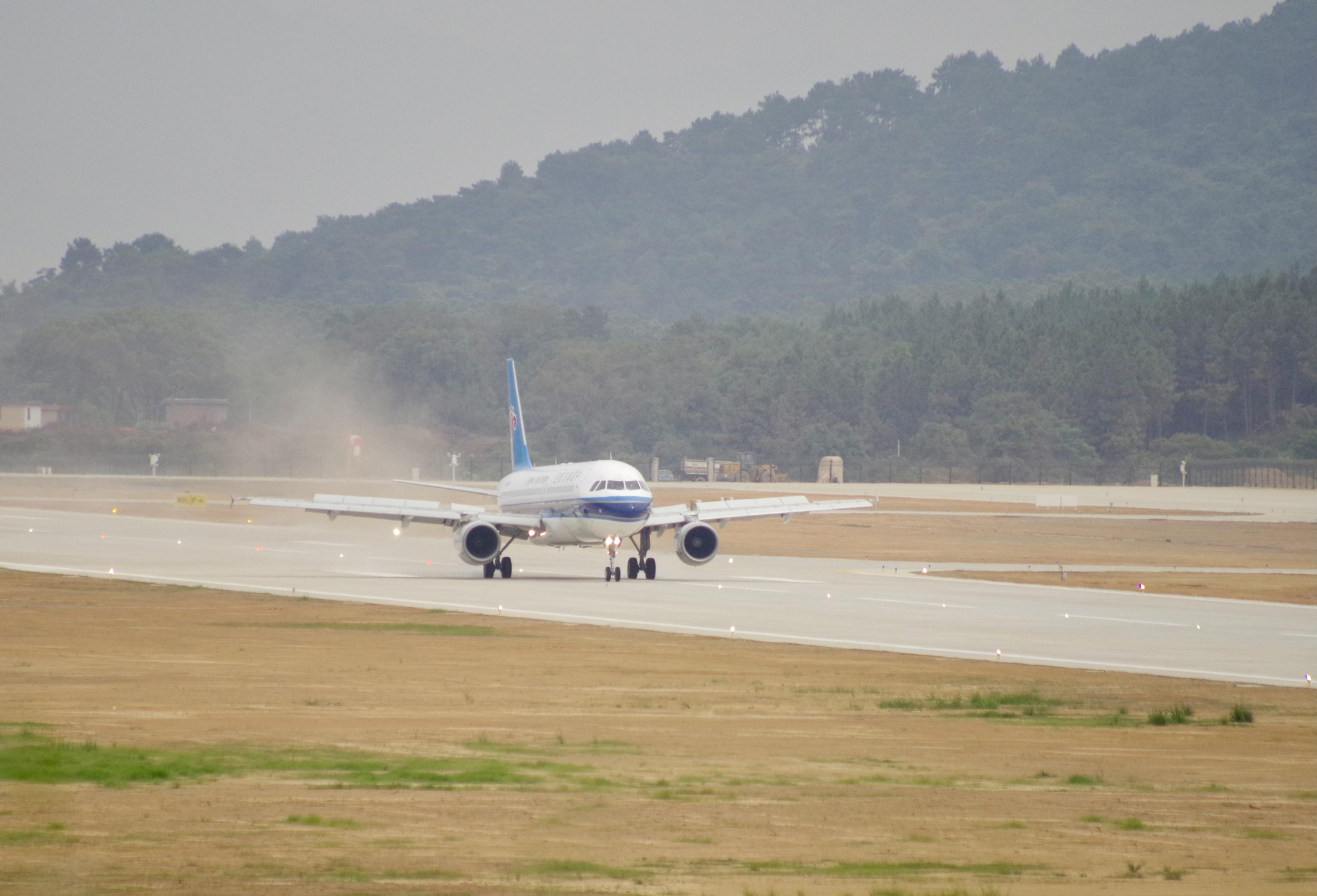 架南航a320客机平稳降落在韶关丹霞机场跑道上,韶关丹霞机场试飞成功