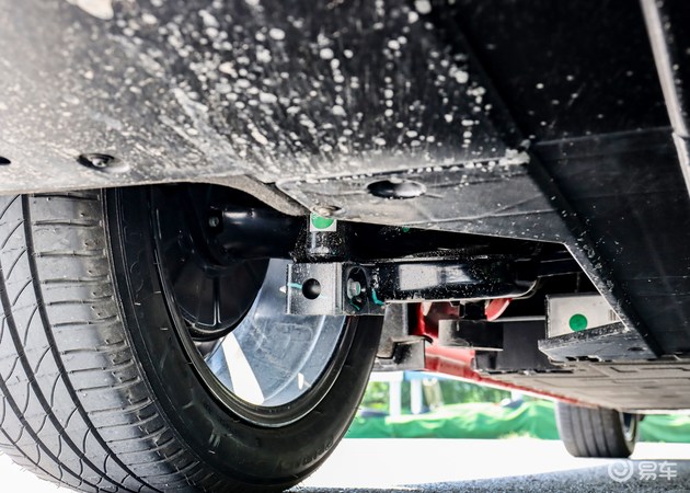 底盘方面,小鹏p5使用的是前麦弗逊式独立悬挂 扭力梁式非独立悬挂的