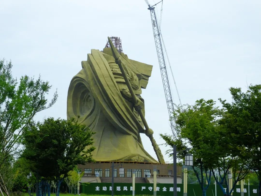 总造价达1.729亿元的荆州巨型关公雕像，开始拆卸休闲区蓝鸢梦想 - Www.slyday.coM