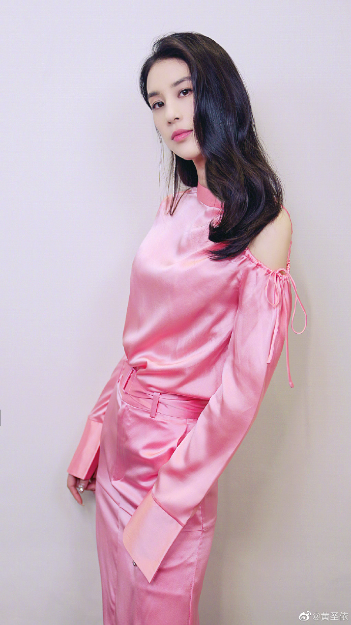 黄圣依穿粉色长裙 长发披肩气质优雅