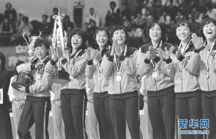 1981年11月16日，中国女排在第三届女排世界杯颁奖仪式上。 新华社发 图片来源：新华网