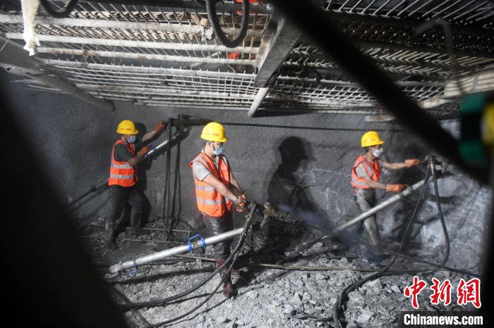 贵南高铁全线首座特大型隧道顺利贯通 今年四季度启动轨道建设