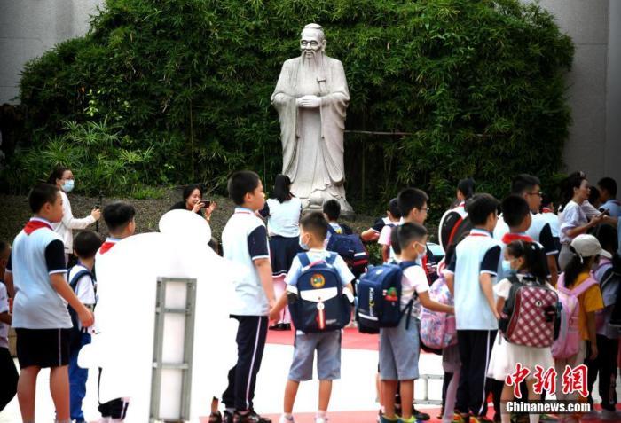 资料图:福州钱塘文博小学,学生经过校园里的孔子雕塑并鞠躬.