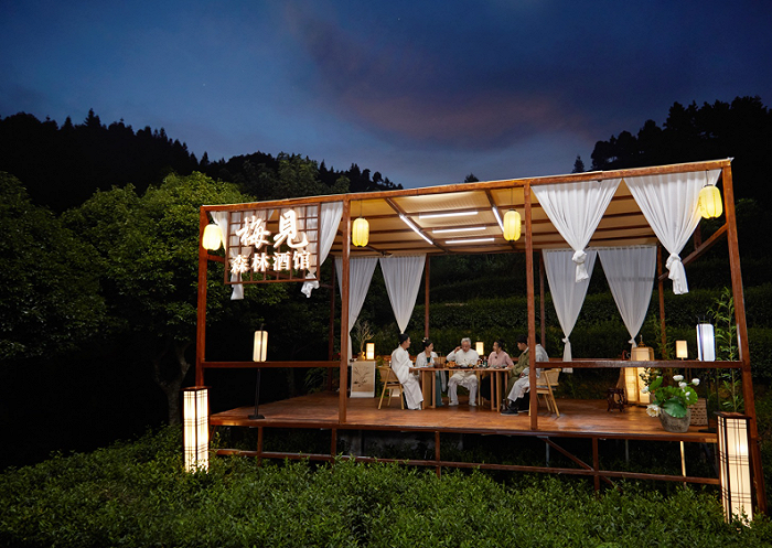 安溪八马茶园深处，搭建了一间露天的梅见森林酒馆。图片来源：庞佳琦