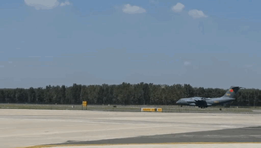 9月2日上午11点26分 沈阳桃仙国际机场 远处的天空隐隐传来飞机轰鸣