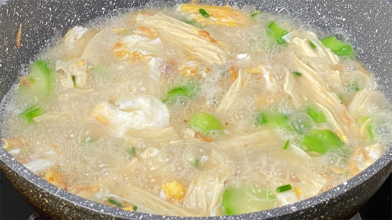 老广做生滚汤是很有一手的,味道好喝不寡淡,饭前喝一碗太舒服了