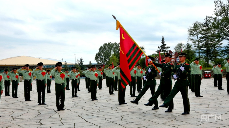 迎接武警部队军旗(央广网发 于金剑 摄)