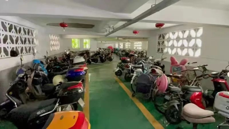 改造后的小区停车棚，既可以为电动自行车充电，也可以监控消防安全。记者 王辰阳 摄