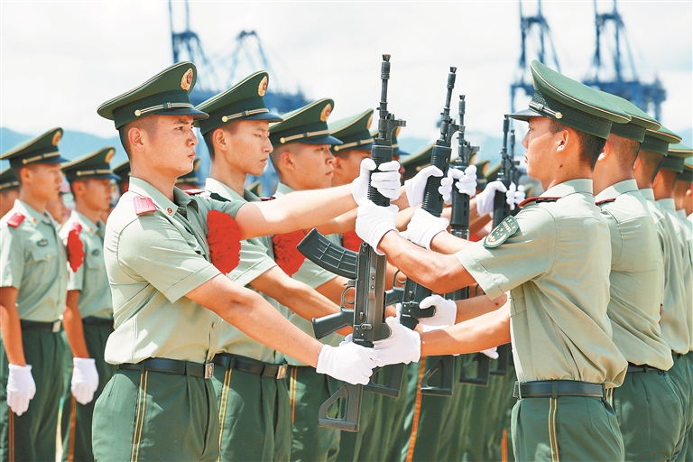 粤港一线600名武警老兵退出现役