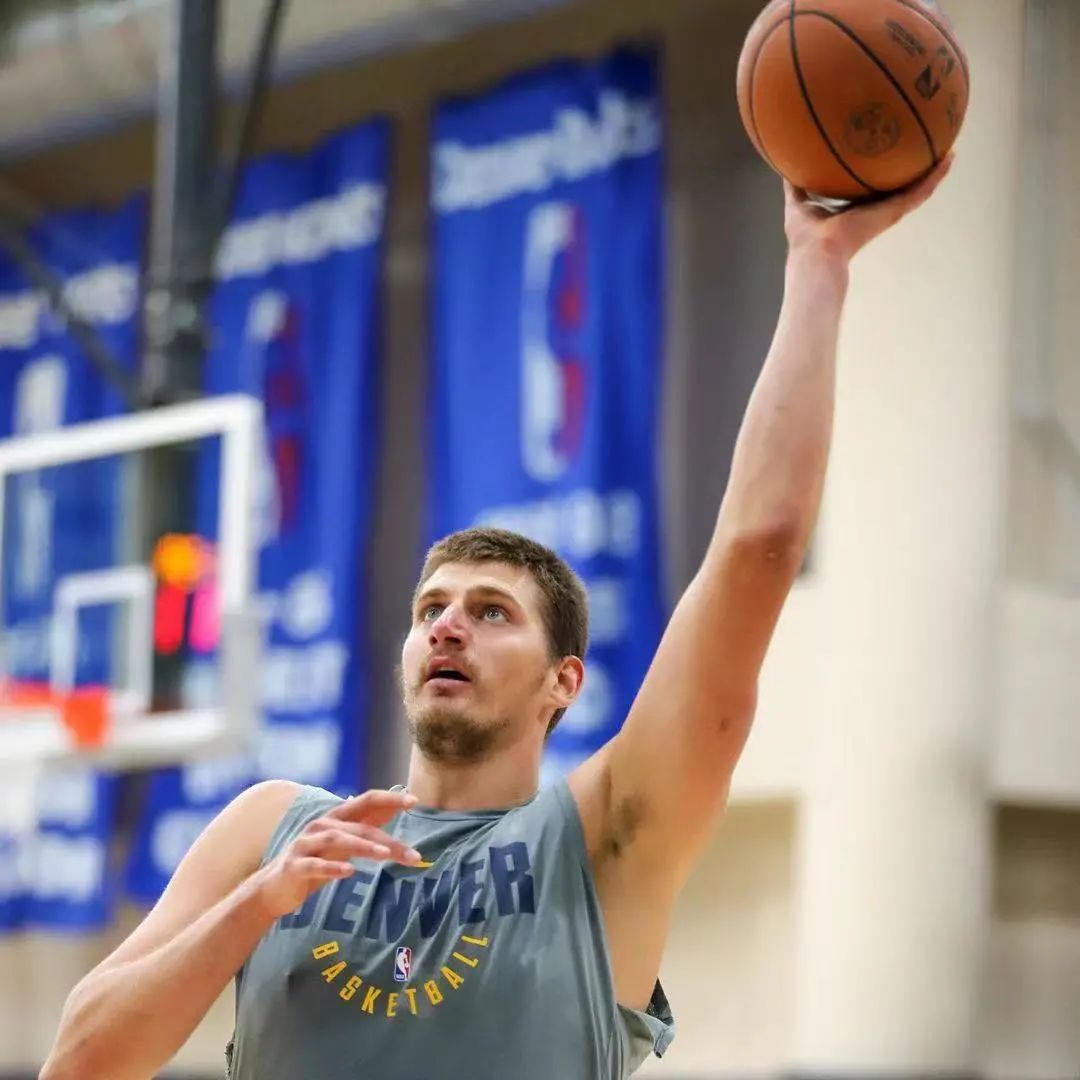 暴瘦连续暴瘦约基奇瘦成东契奇了