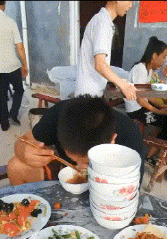 搞笑gif趣图:这样穿的一样动作也一样,肯定三胞胎兄弟吧!