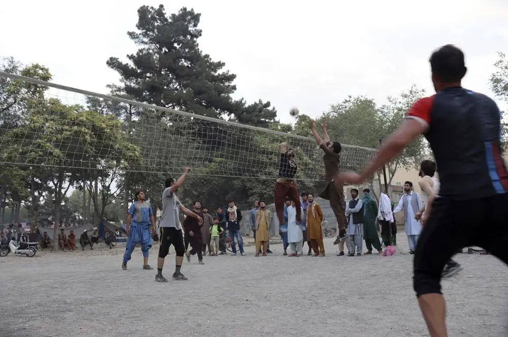 公园内的阿富汗民众正在打排球。（图源：美联社）