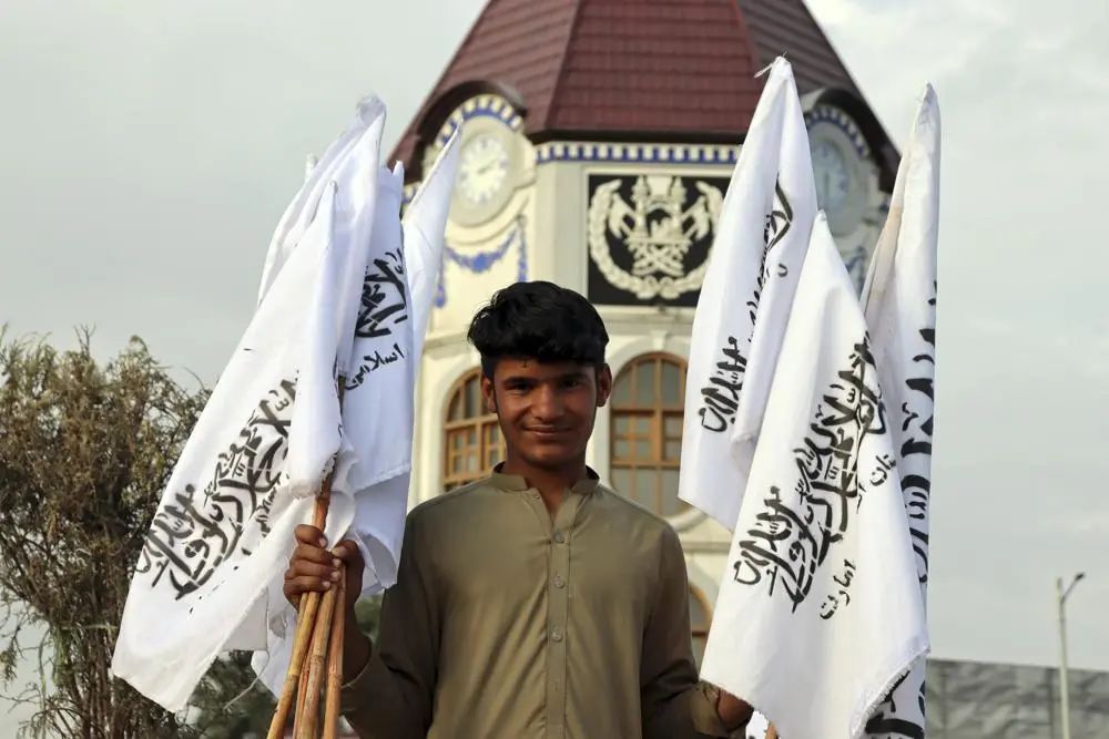 小贩靠着出售塔利班旗帜，每天的收入比以往要多。（图源：美联社）