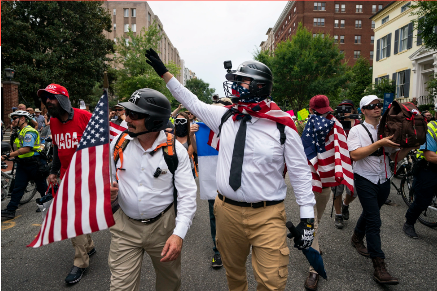 2018年8月12日，白人至上主义者和一些右翼组织成员在华盛顿游行 图自美媒