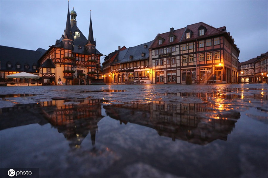 人民网讯 当地时间8月29日,德国萨克森-安哈尔特州阴雨绵绵,街灯