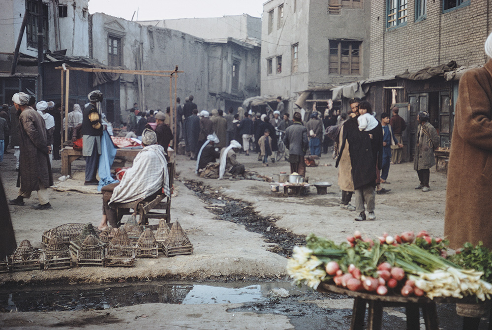 约1965年，阿富汗的一个市场，里面有个露天的下水道。