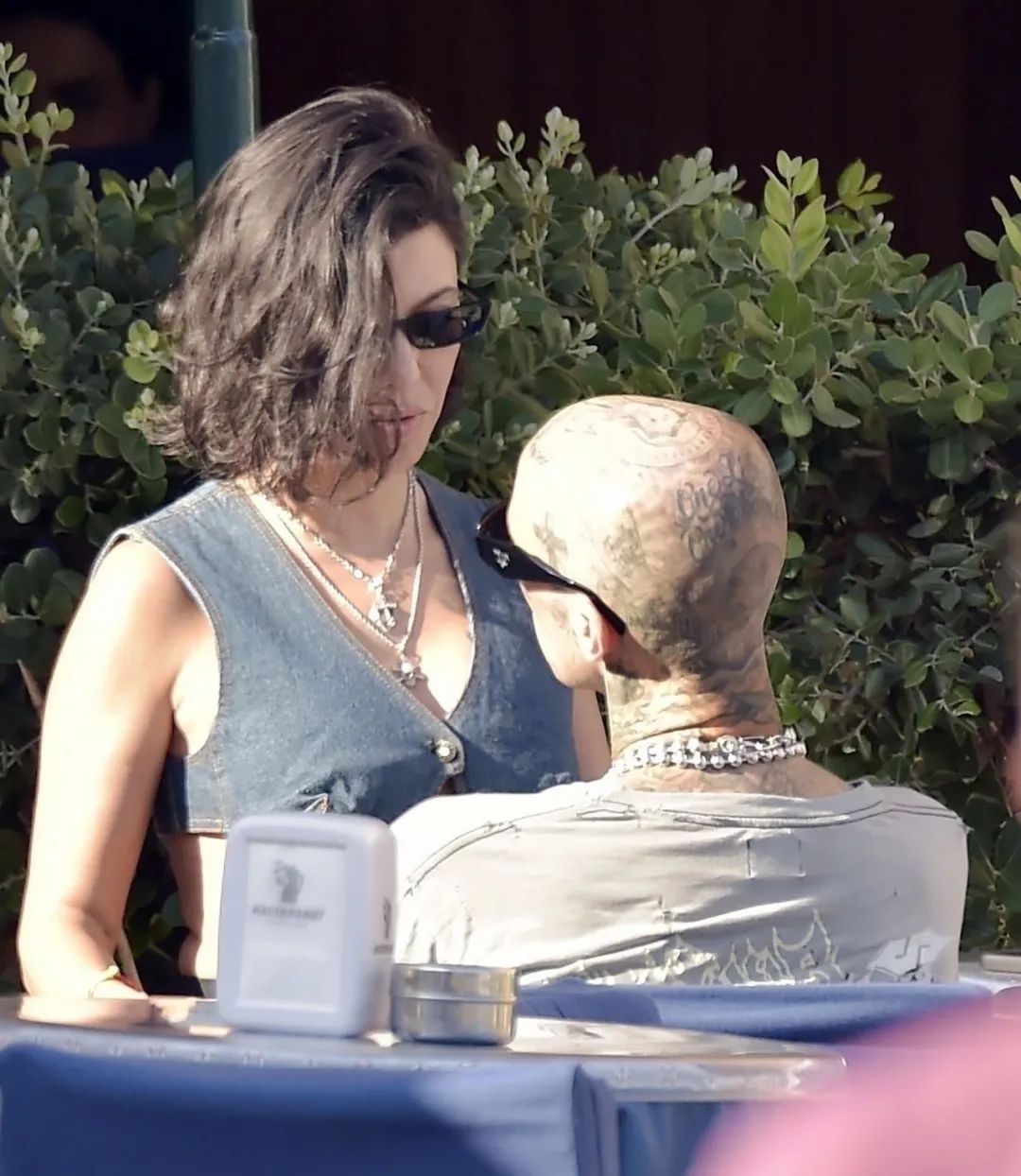 情人节当天,kourtney公开恋情,和美国著名鼓手travis barker陷入了