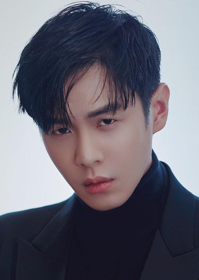 张若昀新戏杀青照曝光为角色瘦成了另一个人大家能认出来吗