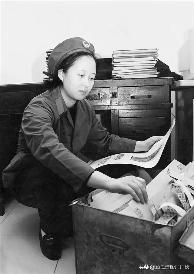 老照片,正在整理卷宗的女民警8月25日,公安部三局在北京召开了有上海