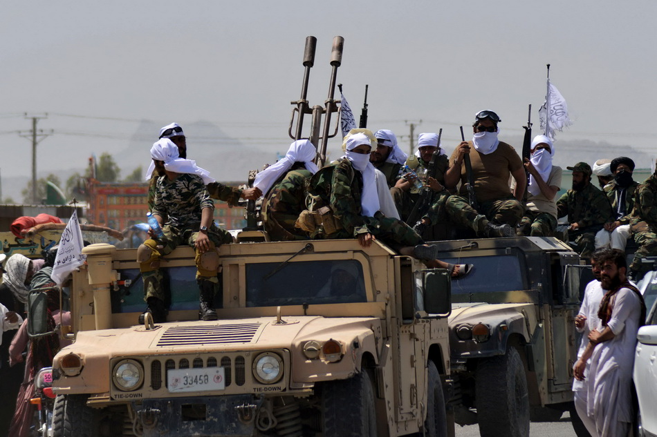 当地时间2021年9月1日，塔利班战士乘坐悍马车沿路游行庆祝。