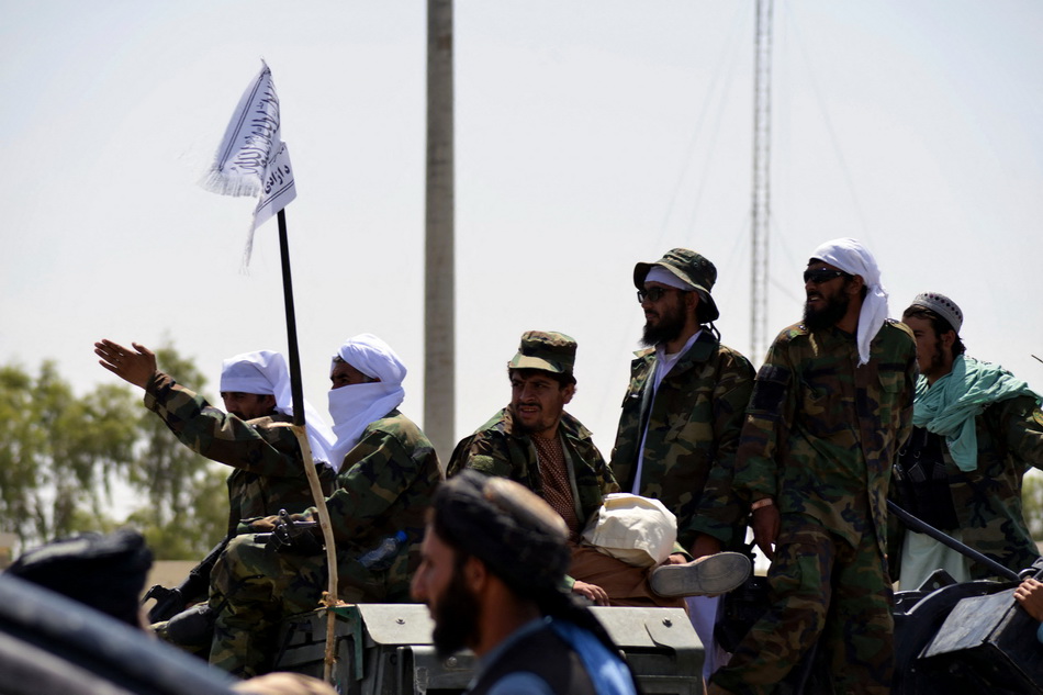 当地时间2021年9月1日，塔利班士兵站在装甲车上。