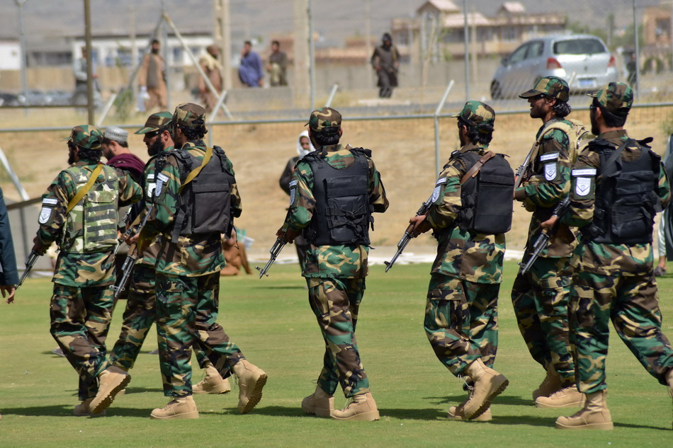 当地时间2021年9月1日，塔利班战士庆典集会上巡逻。