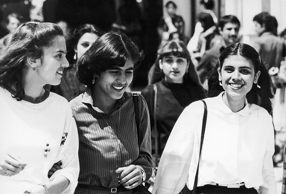 约1975年，阿富汗，喀布尔工业大学的女学生。
