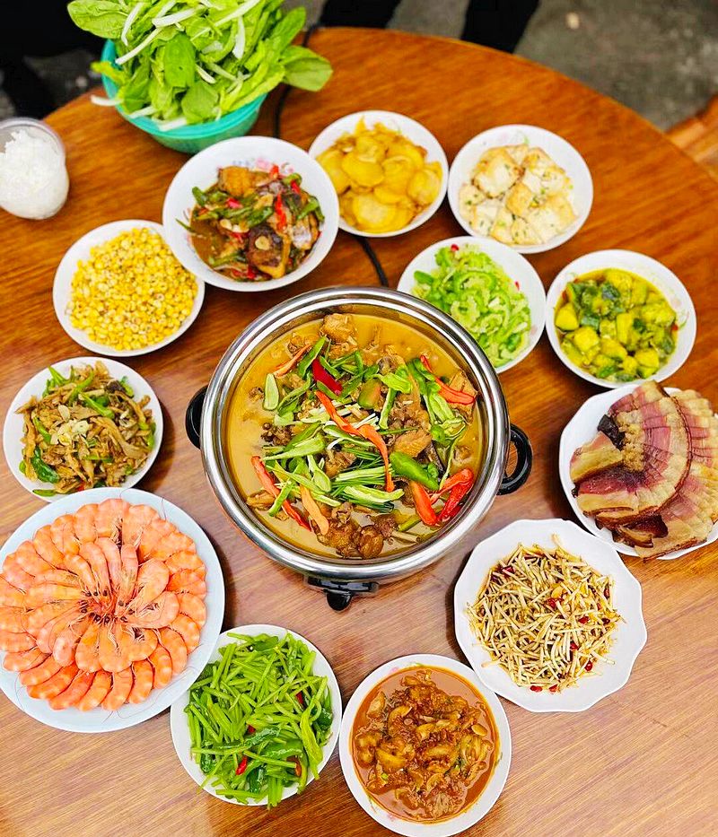 八家周末晚餐大比拼腊肉小龙虾摆满桌网友直呼吃不起