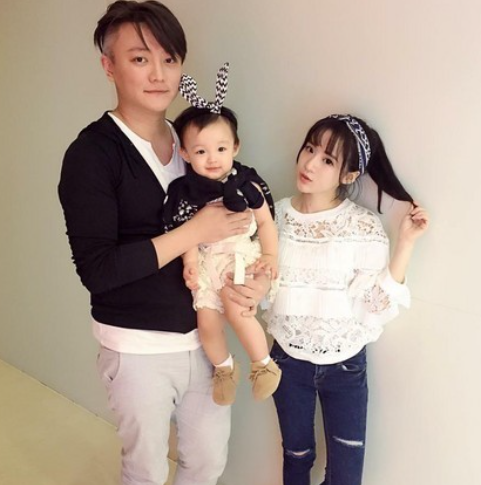 飞儿乐队阿沁的网红老婆在家中遭偷拍偷拍者是女性家人