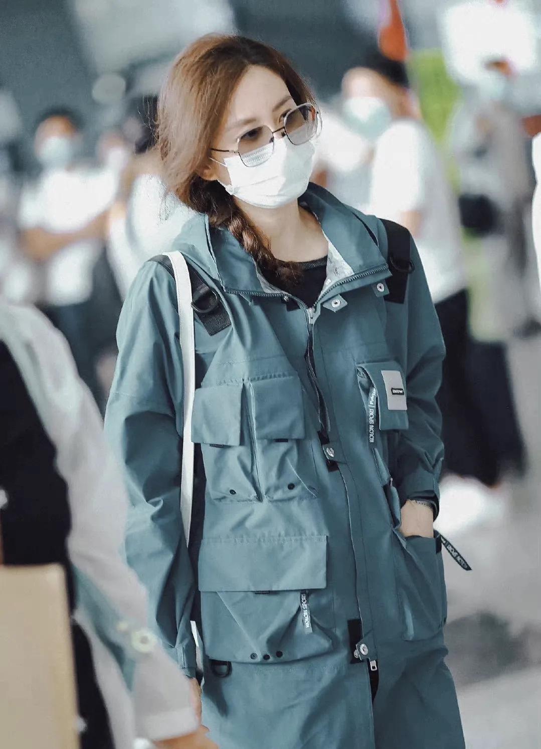 辣妈刘诗诗机场出镜绿色运动套装绽放气质婉约达人