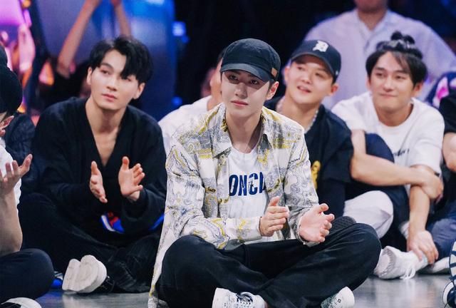 王一博神情专注,舞出热爱!戴着哈士奇帽子的他,有点可爱休闲区蓝鸢梦想 - Www.slyday.coM