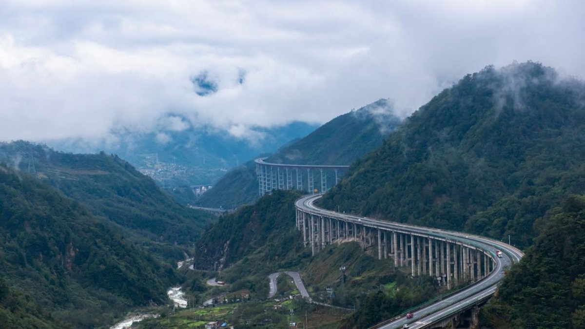 图为雅西高速公路