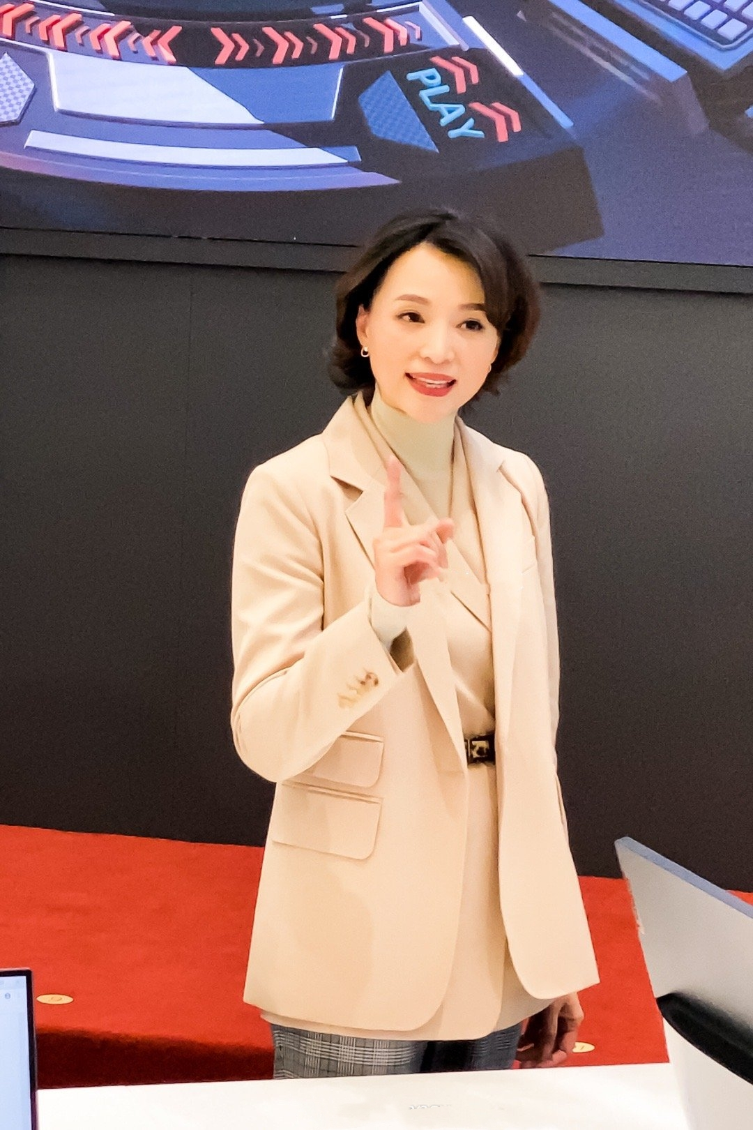 董卿现身开会罕见弯腰驼背乱蓬蓬头发抢镜坐头排头也不梳头