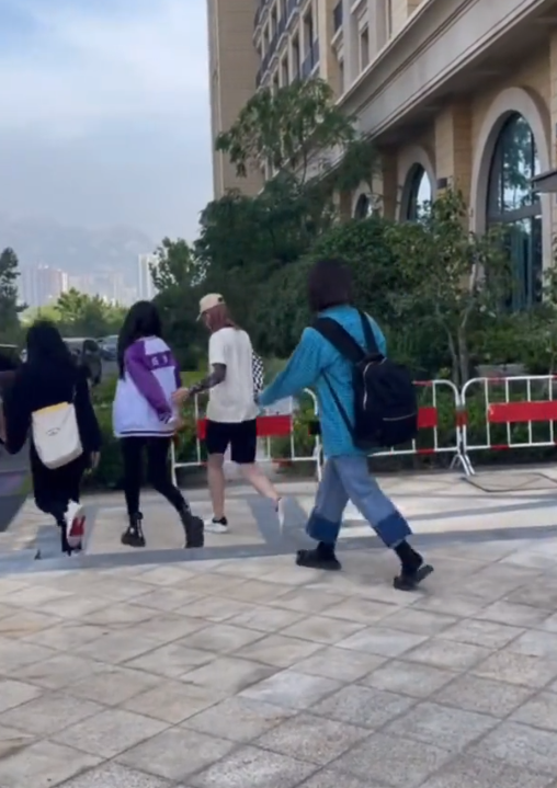 杨幂录制《你我皆王者》上班生图 杨幂王者荣耀最高段位69星