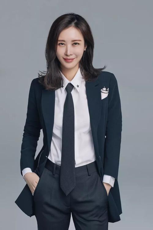 田朴珺不愧是商圈女神穿白色印花连衣裙优雅温柔高挑精致