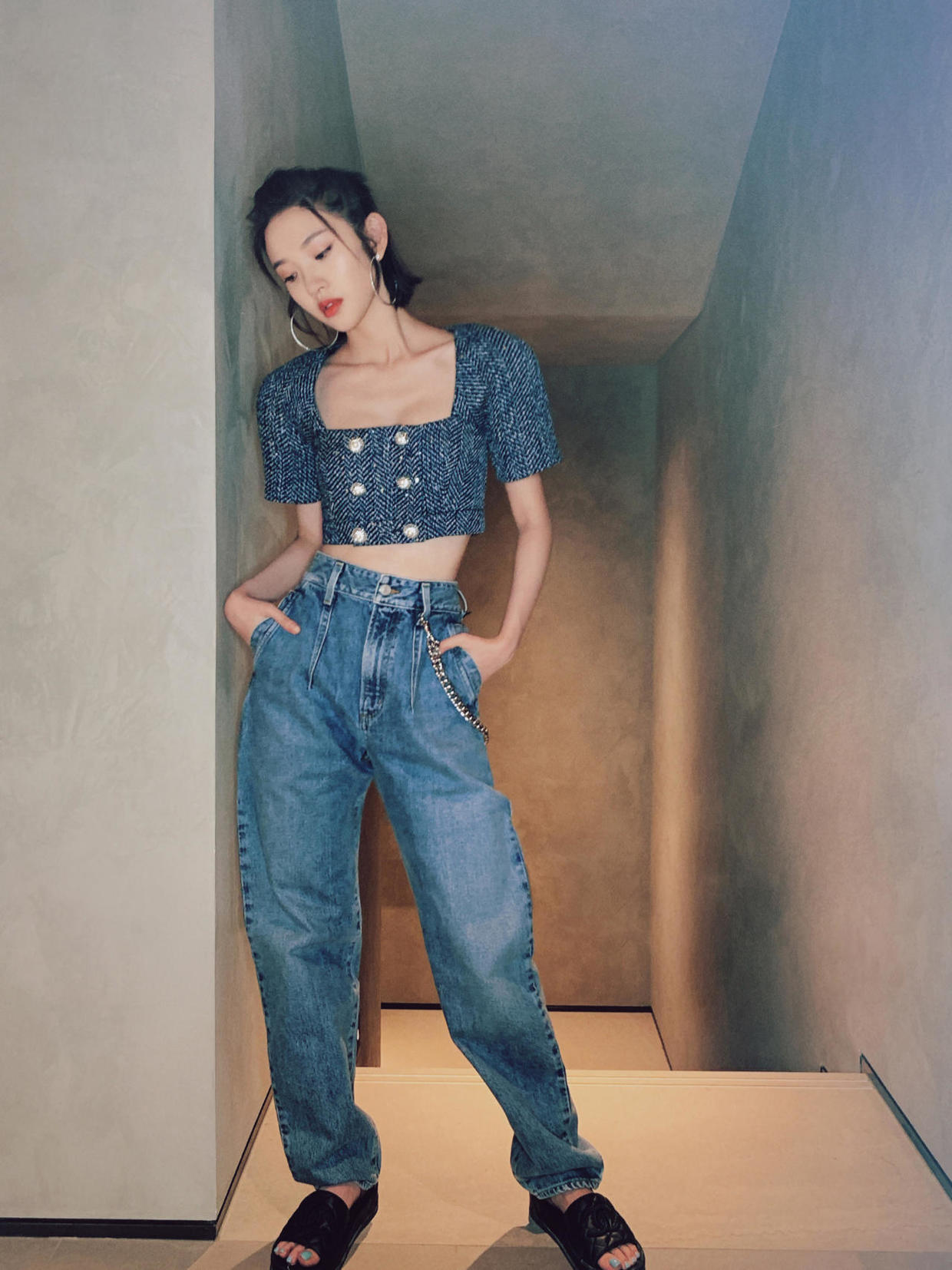 张若昀真娶到宝了,唐艺昕穿露腰上衣配牛仔裤高挑时髦,甜美俏皮