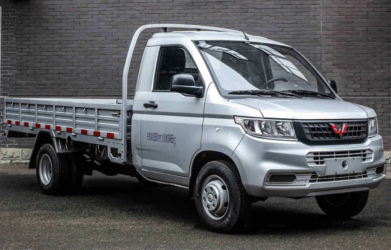 五菱荣光新卡6轮版曝光轴距3米35有气囊带空调18l动力