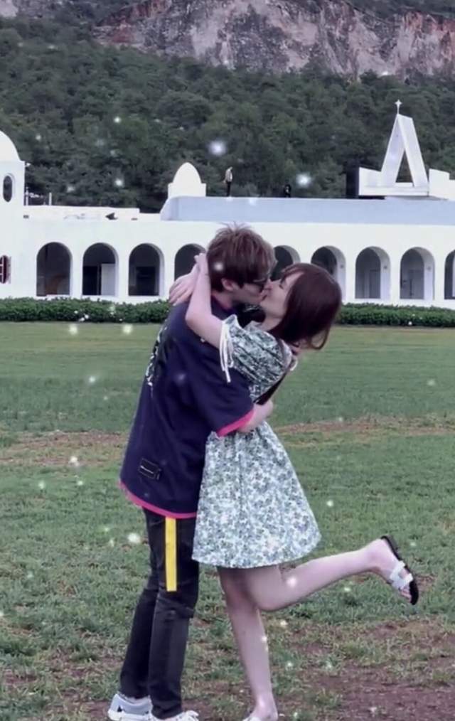 球球与男友一路上都牵着手,不停地相拥热吻,这样的爱情的确是很让人