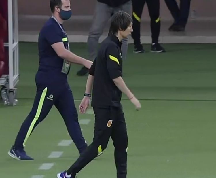 国足一夜清醒！全场0射正，将帅低头无语，热议：大学生VS中学生休闲区蓝鸢梦想 - Www.slyday.coM