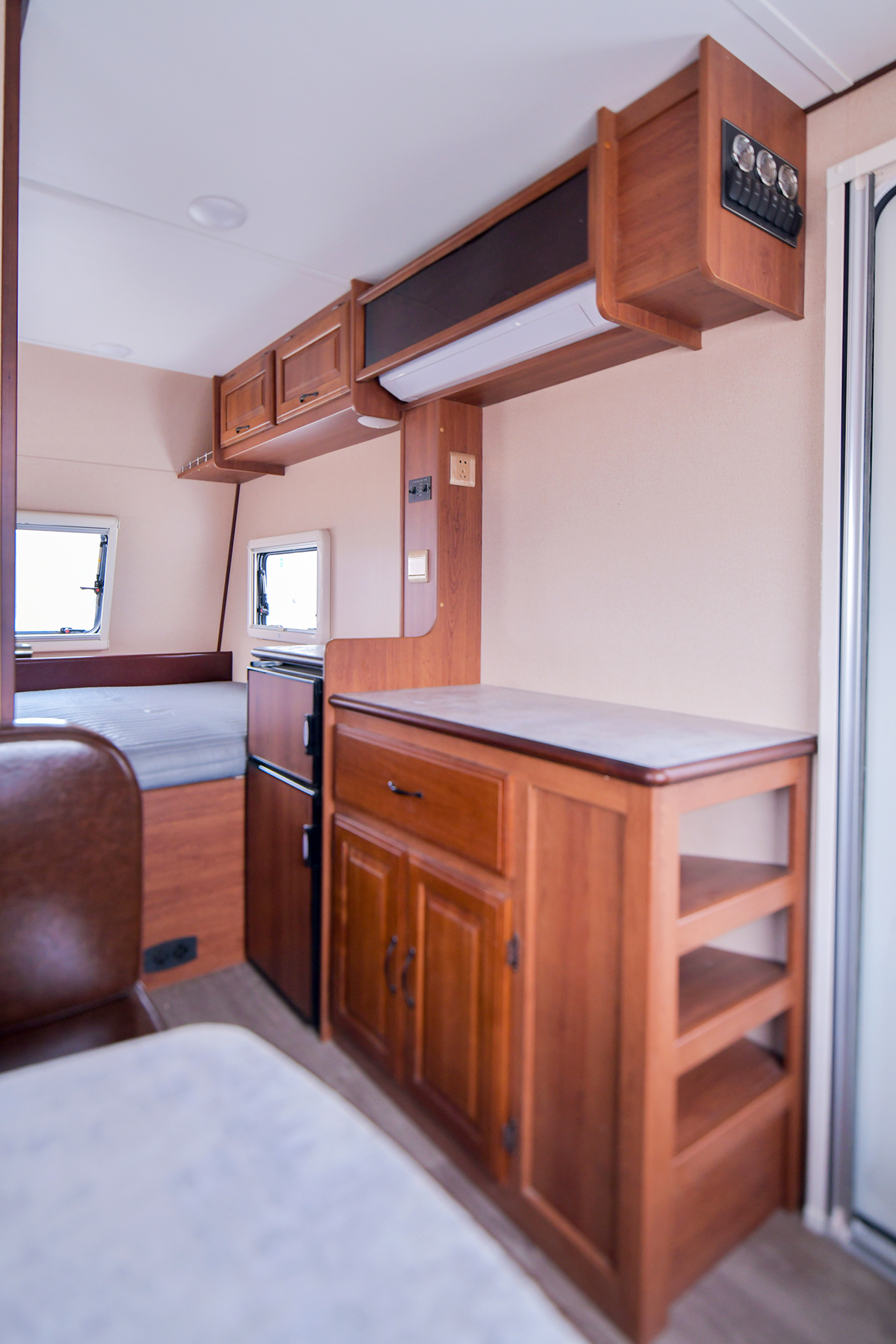 空间实用两种款式任选 沃德佳5米多可以上路的拖挂房车